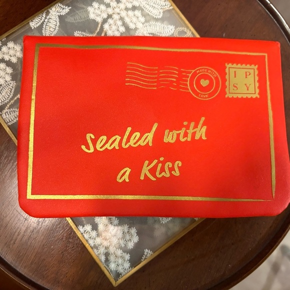Ipsy “Sealed With a Kiss” Red Envelope Makeup Bag 💋 - Picture 1 of 5